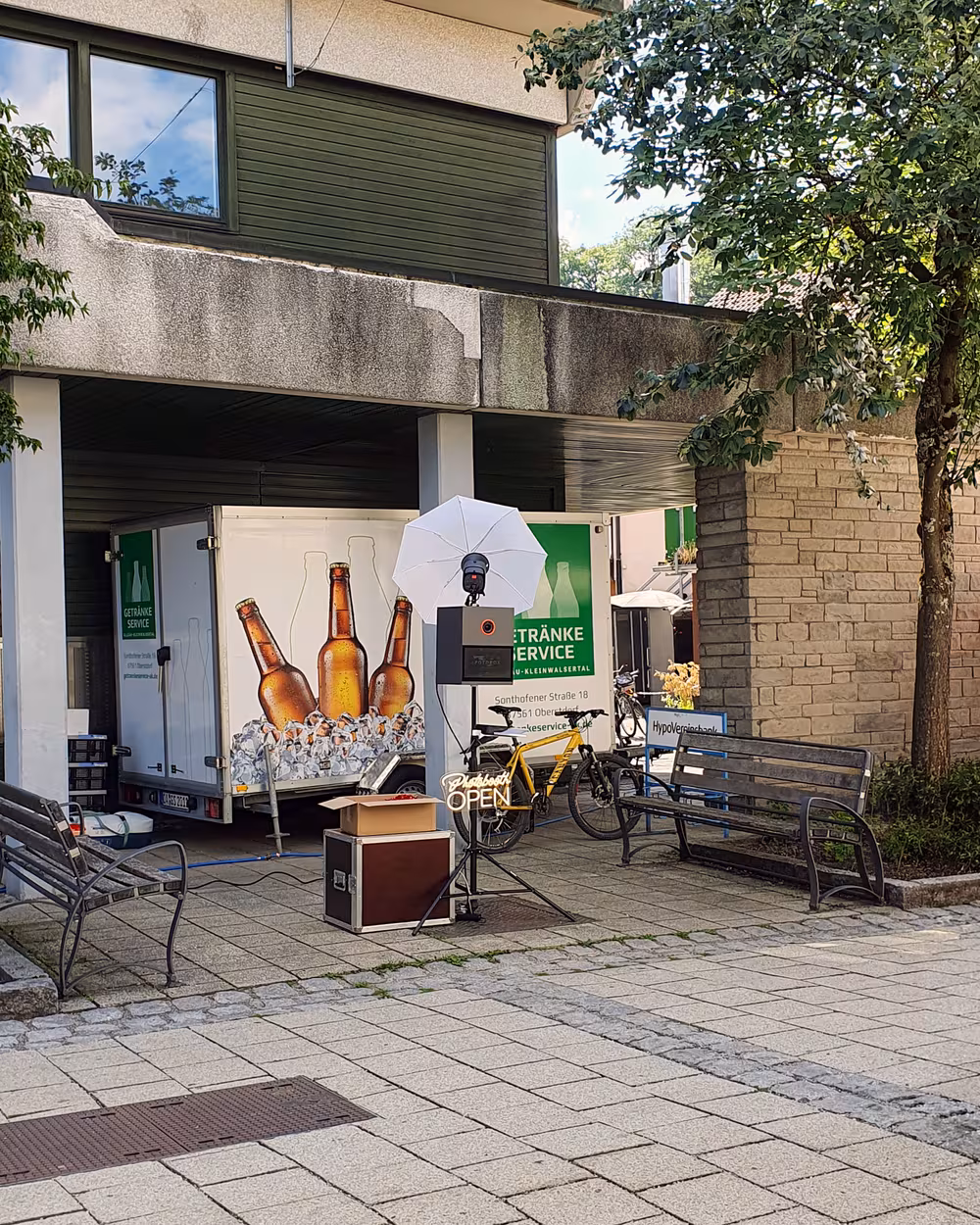 Fotobox mit Studioblitz und Photobooth-Neonschild nach dem Aufbau am Vormittag, Stadtfest Sonthofen 2026