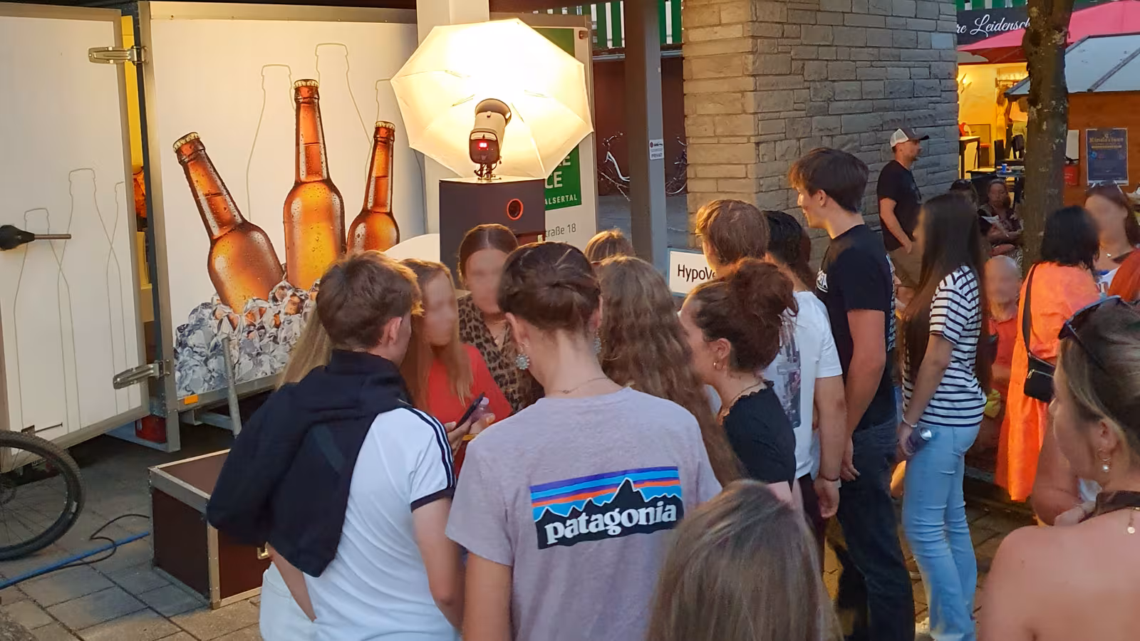 Warteschlange an der beleuchteten Fotobox am Abend des Stadtfests Sonthofen 2026
