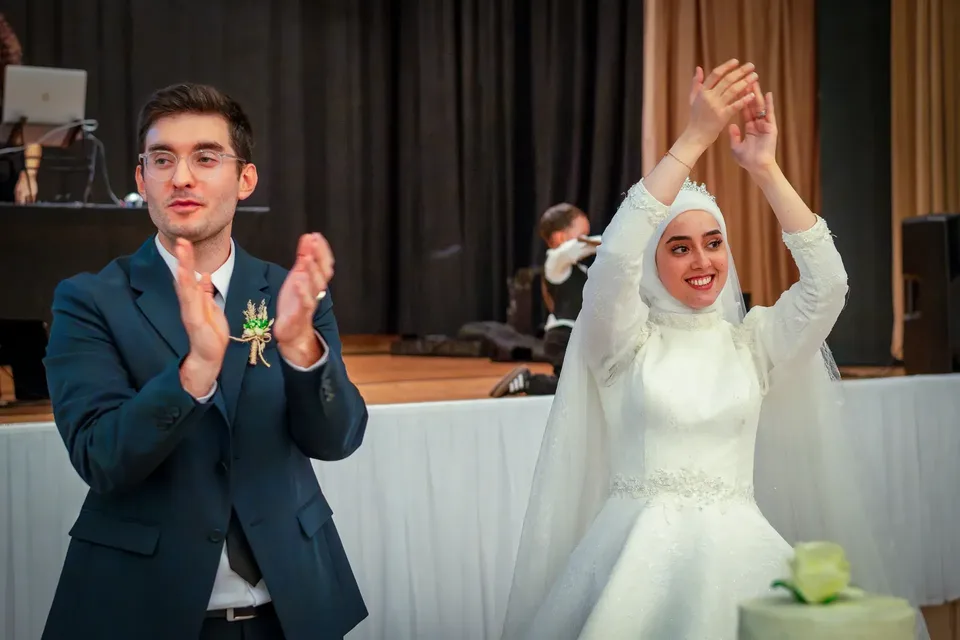 Gäste applaudieren beim Tortenanschnitt – dokumentarische Hochzeitsfotografie