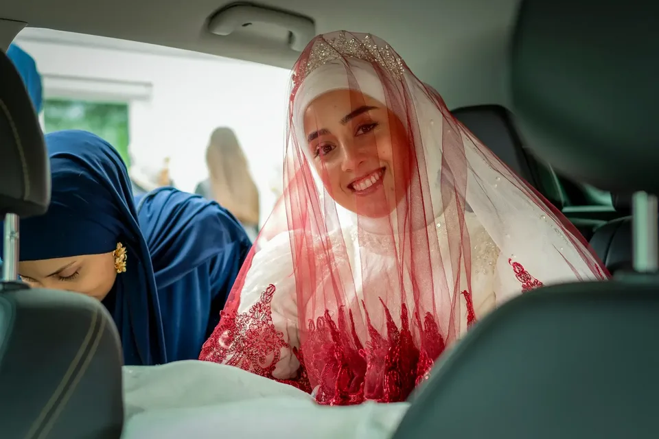 Braut im Auto mit rotem Schleier – türkische Hochzeitstradition