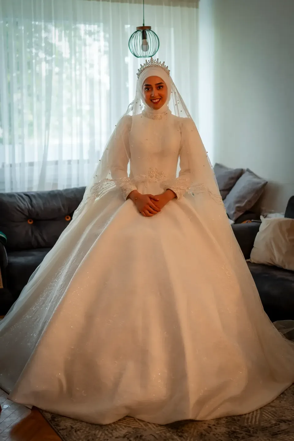Braut beim Getting Ready mit Diadem - Türkische Hochzeit