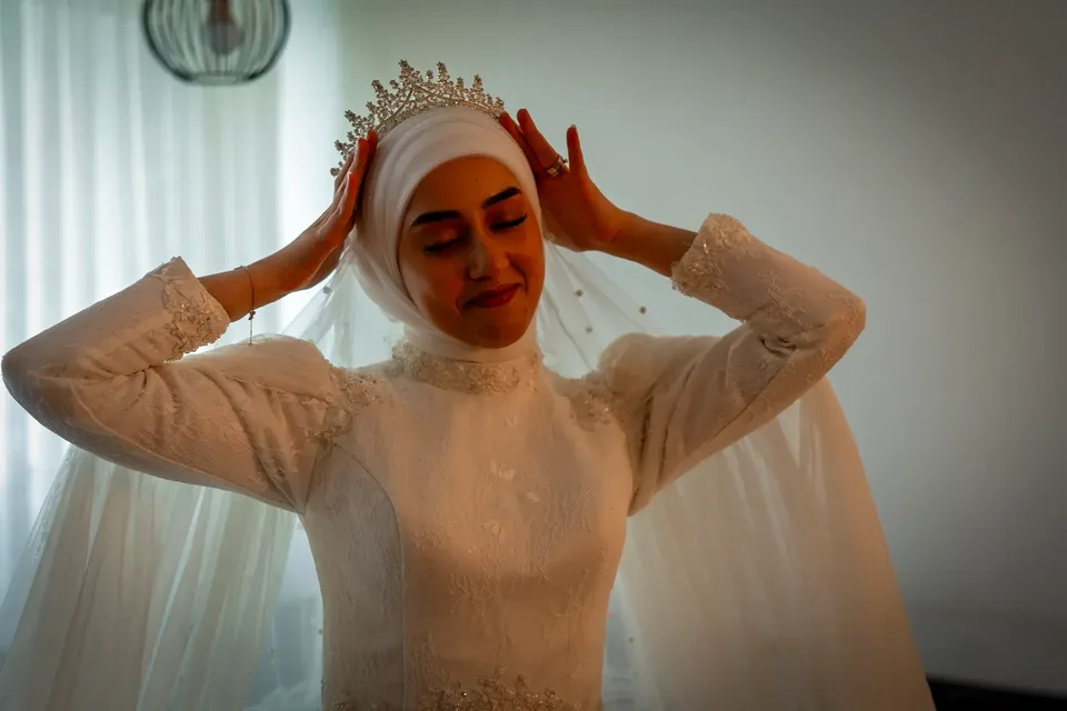 Braut richtet ihr Diadem