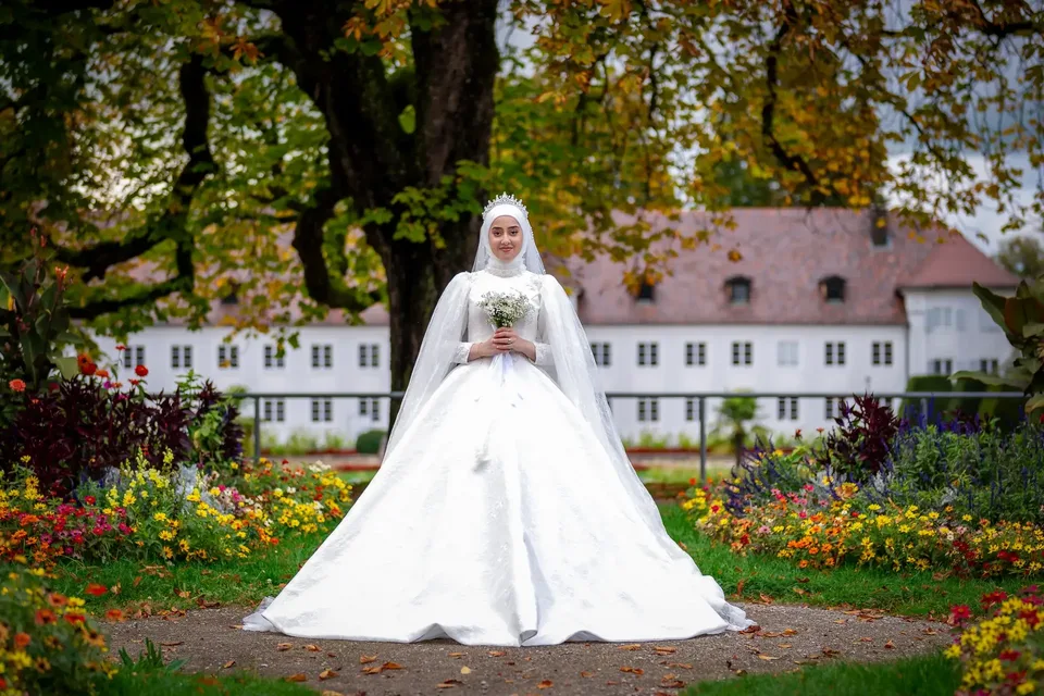 Brautportrait vor historischer Kulisse im Hofgarten Kempten