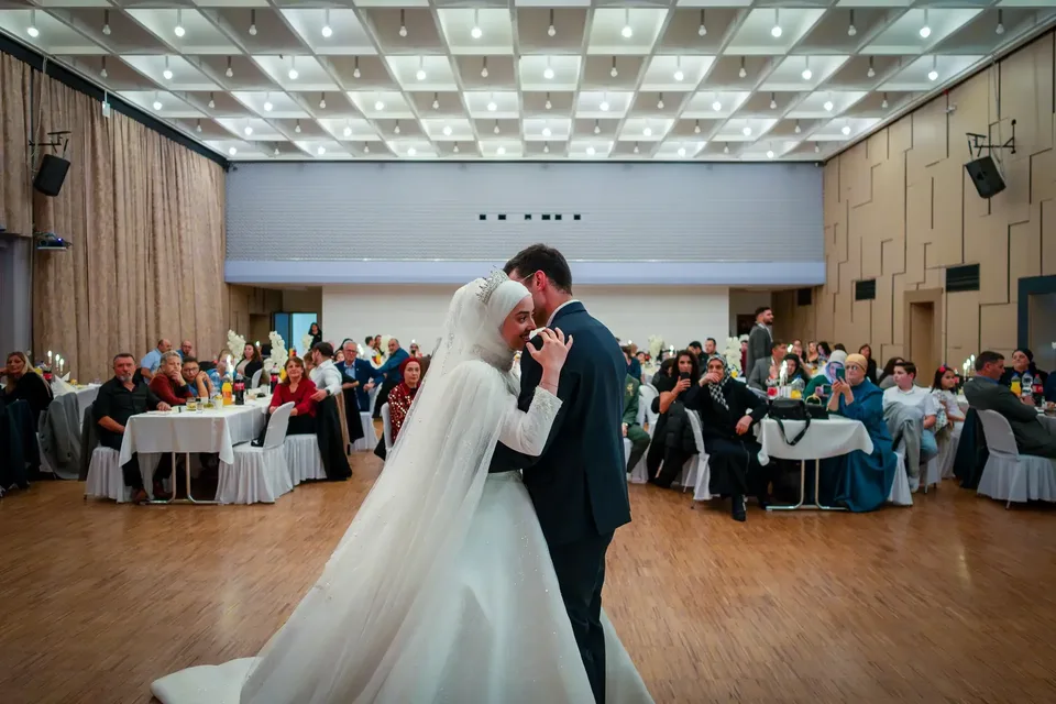 Erster Tanz von Aylin und Mehmet auf der Tanzfläche – türkische Hochzeit