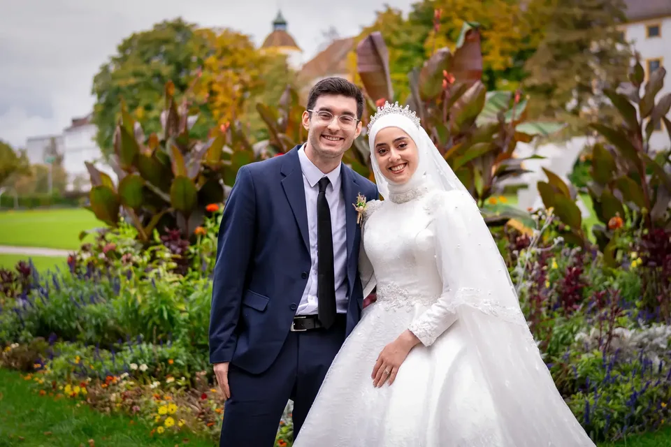 Dokumentarische vs. klassische Hochzeitsfotografie – natürliches Brautpaar-Porträt