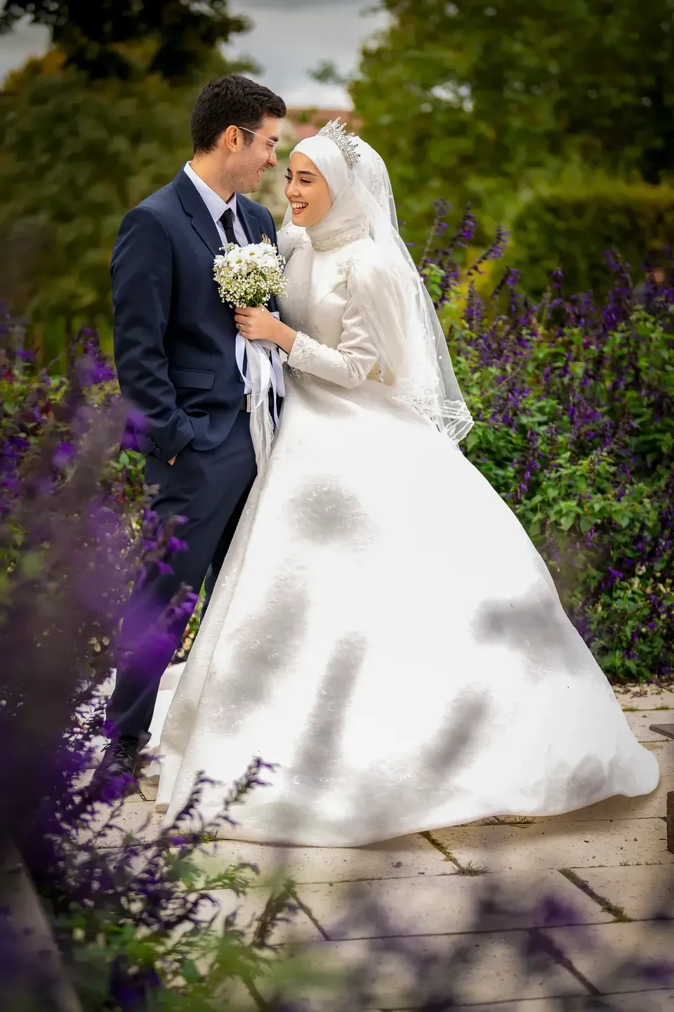 Aylin und Mehmet lachen im Hofgarten Kempten – Brautpaarportrait