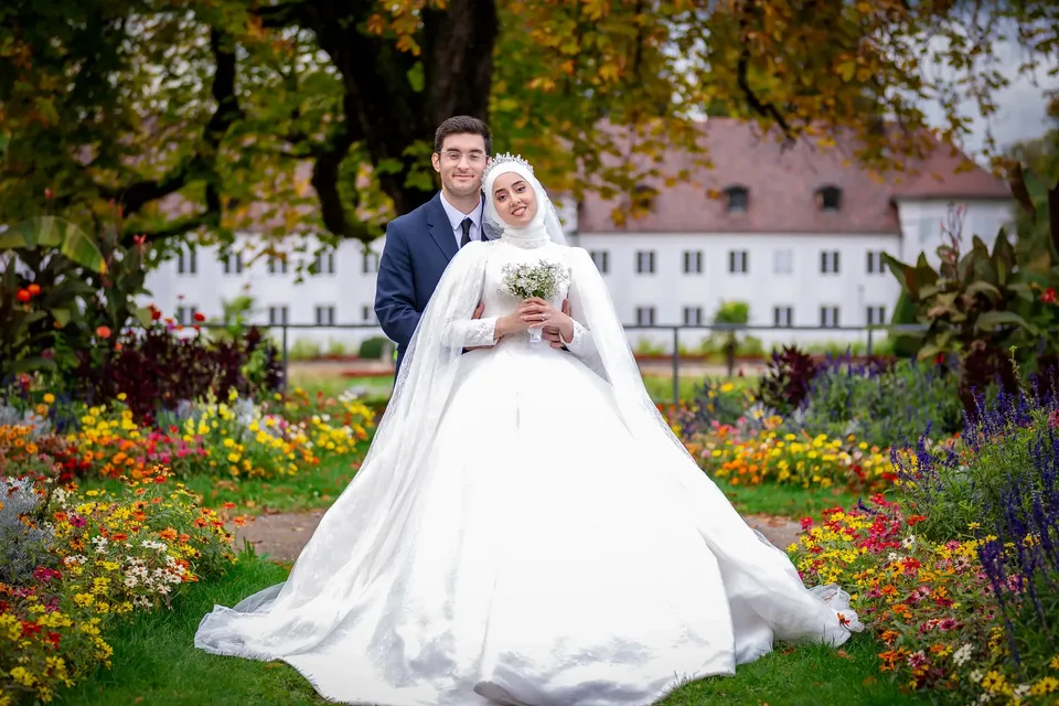 Heiraten im Allgäu – Brautpaar vor historischer Kulisse