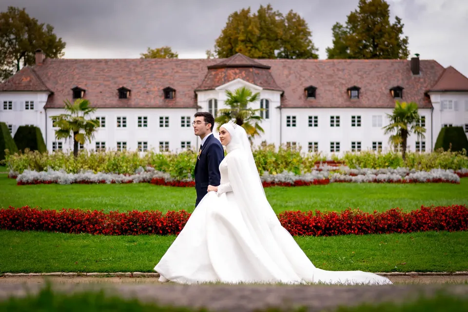 Brautpaarportrait vor historischer Kulisse im Hofgarten Kempten