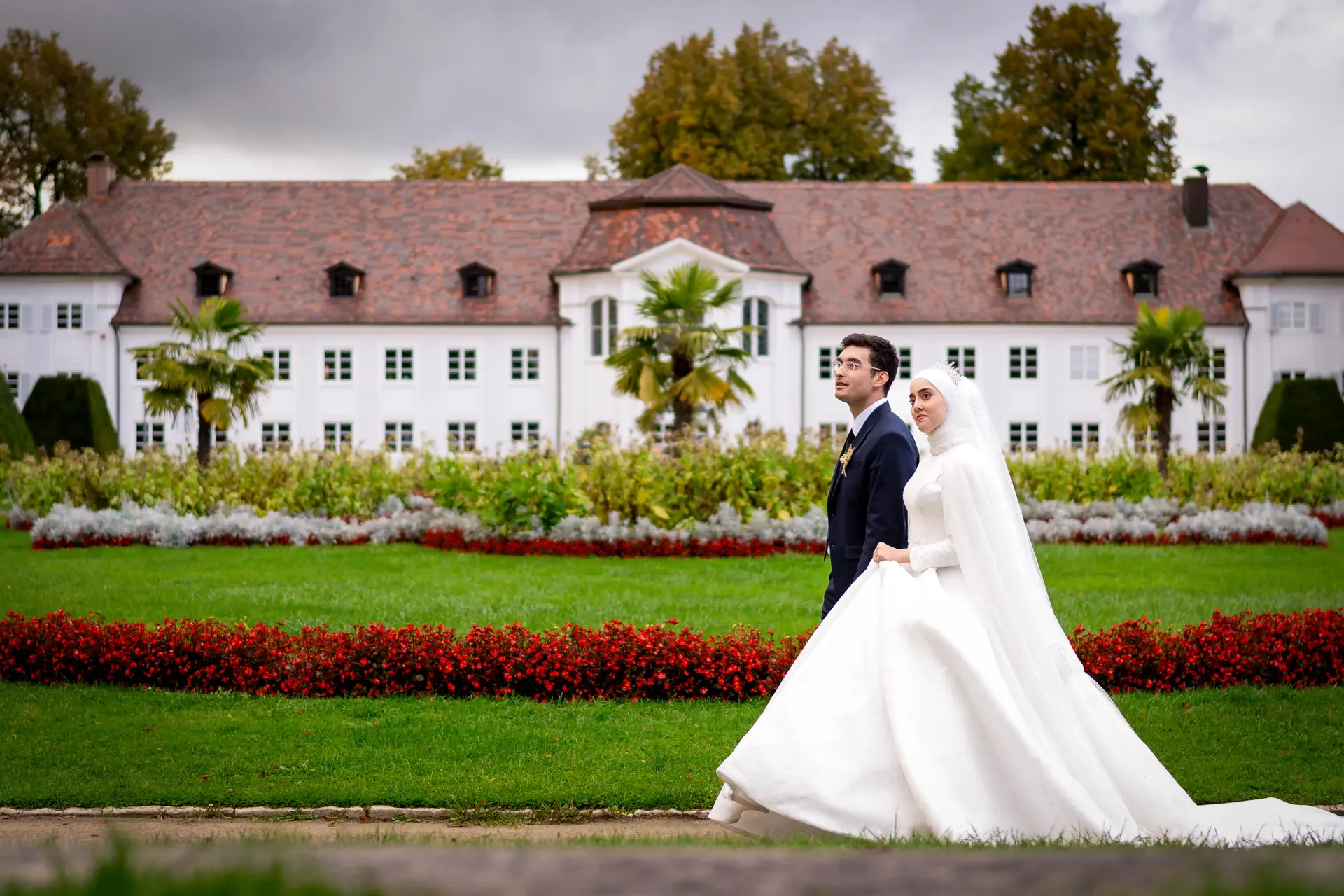 Brautpaar spaziert am Schloss Kempten