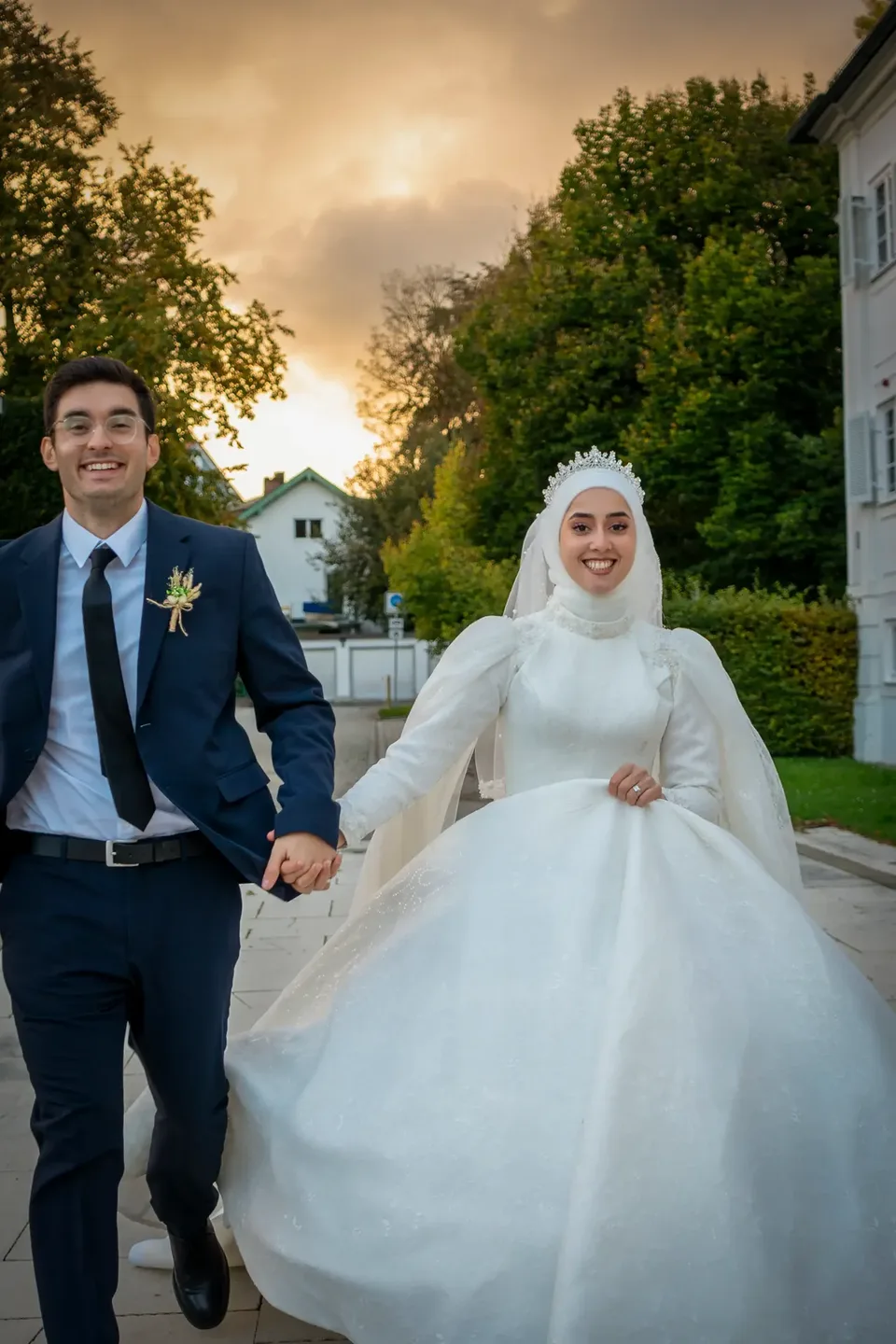 Die wichtigsten Hochzeitsfotografie-Stile im Überblick – Brautpaar zur goldenen Stunde im Allgäu