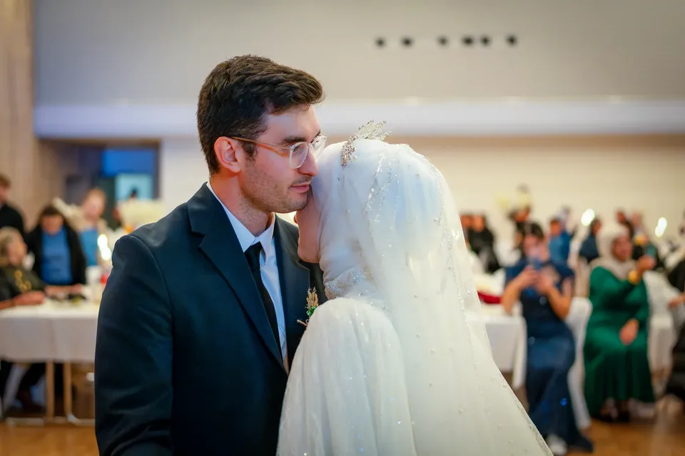 Stirnkuss beim Hochzeitstanz