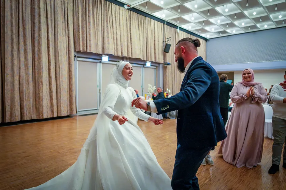 Braut tanzt mit Hochzeitsgästen