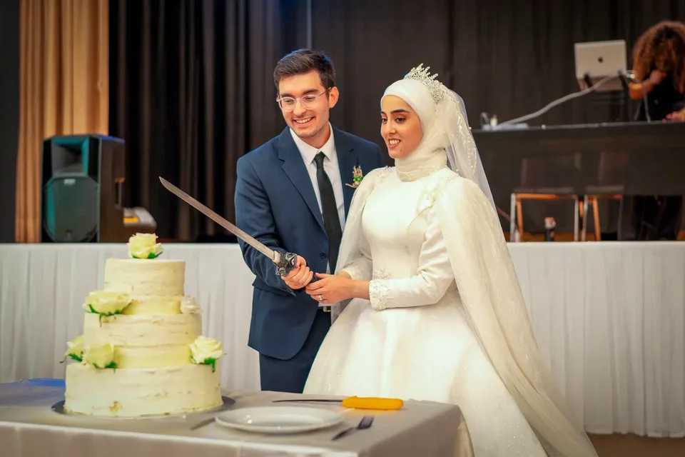 Anschnitt der Hochzeitstorte mit dem Schwert – Must-have-Aufnahme bei der Hochzeit