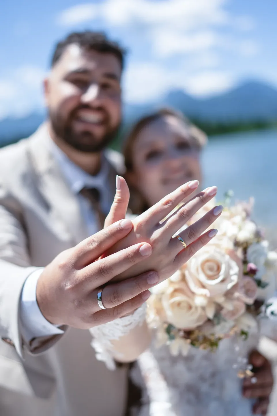 Hochzeitsfotograf Allgäu - Brautpaar zeigt die Eheringe nach der Trauung