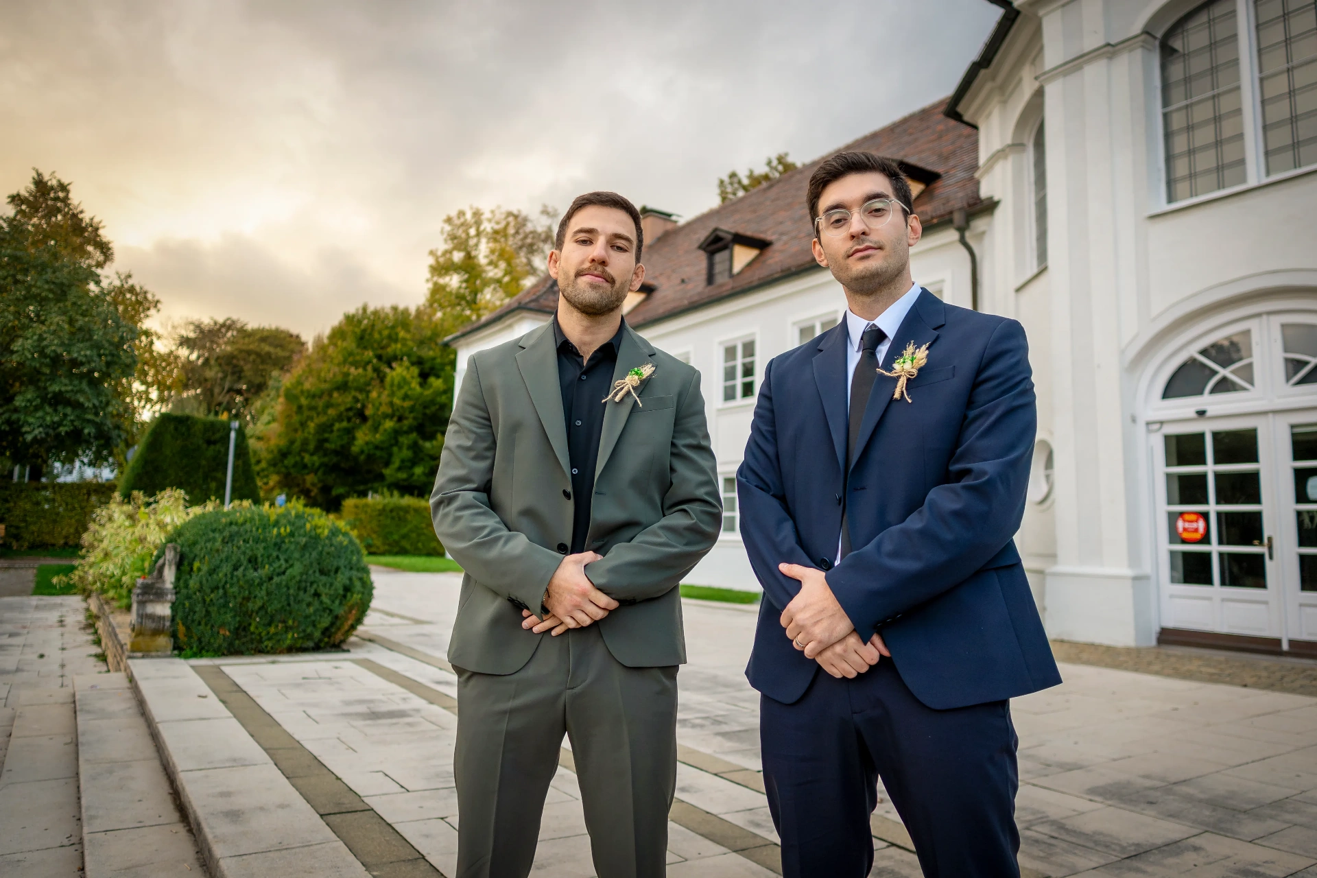 Bräutigam mit Trauzeugen