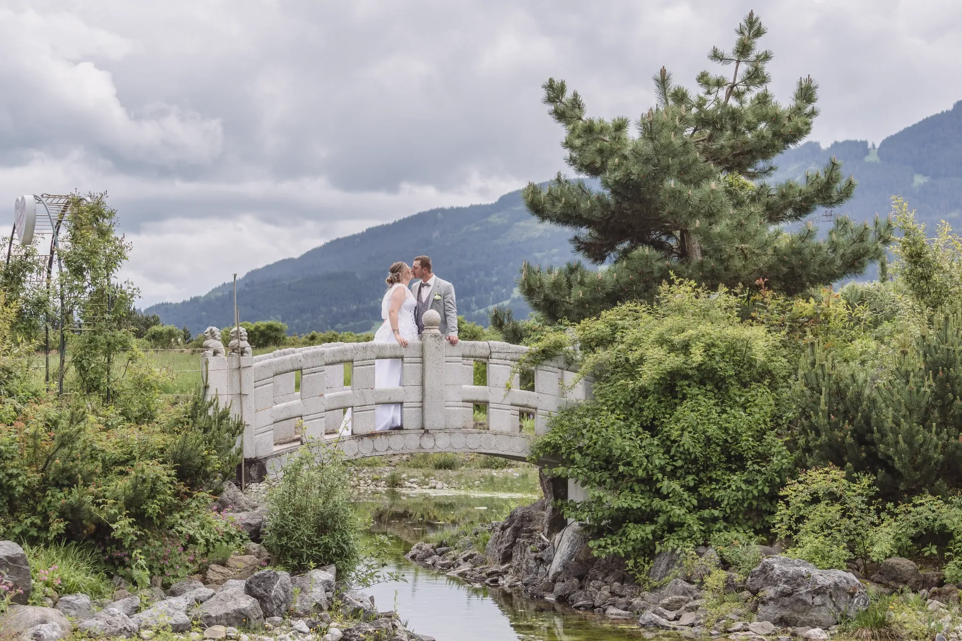 Brautpaar auf romantischer Brücke im Allgäu - Hochzeitsfotograf