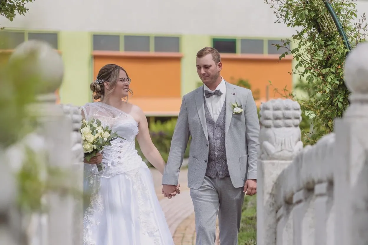 Brautpaar Spaziergang im Garten Kempten - Hochzeitsfotos