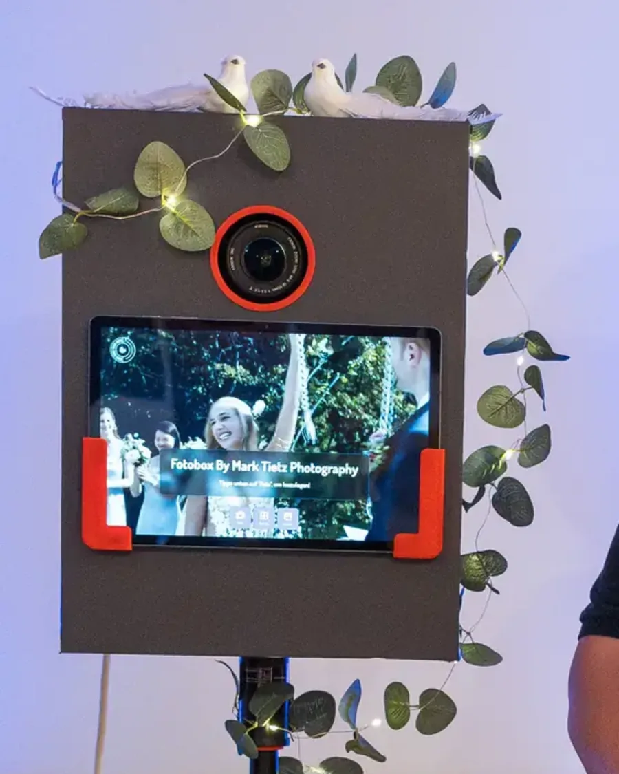 Detail der Hochzeits-Fotobox: Eukalyptus-Deko, Kamera und Touchscreen mit Live-Vorschau