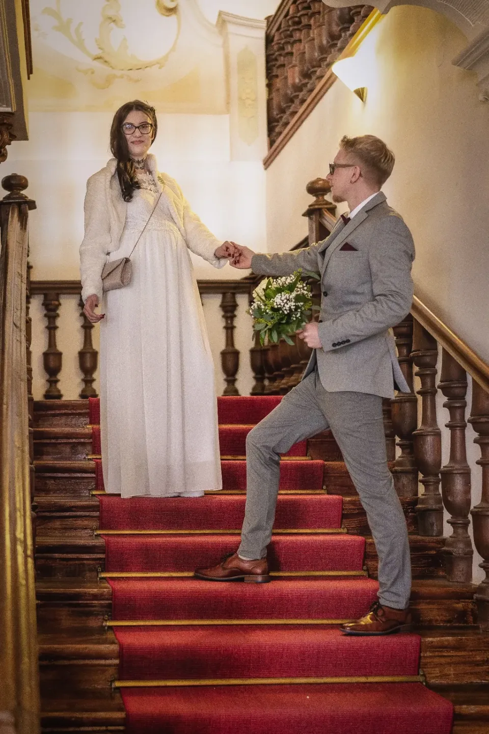 Heiratsantrag auf einer Treppe mit rotem Läufer