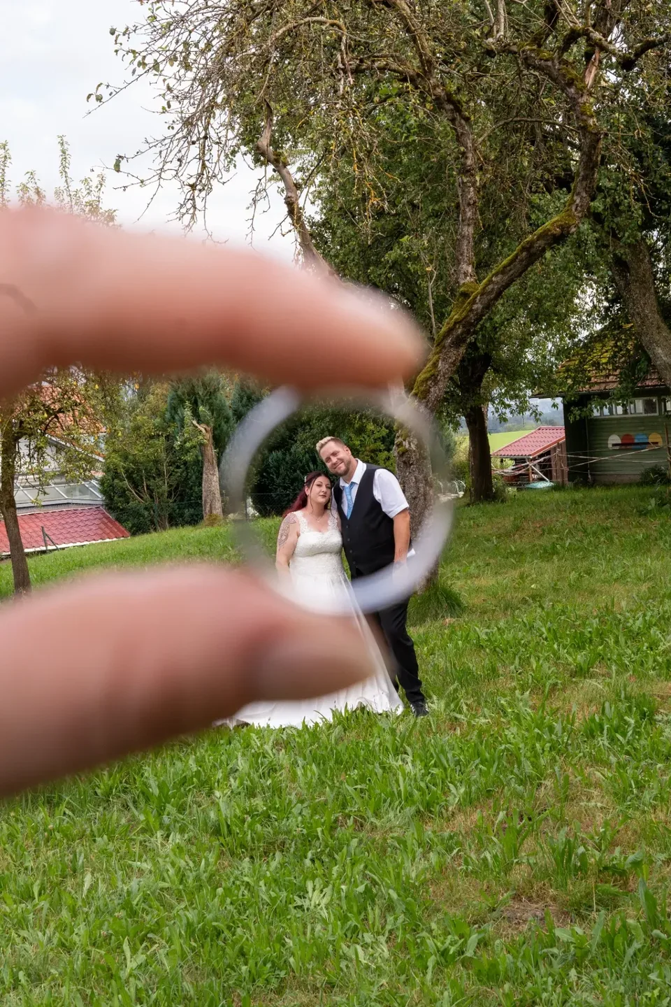 Brautpaar durch den Ehering fotografiert, kreative Perspektive