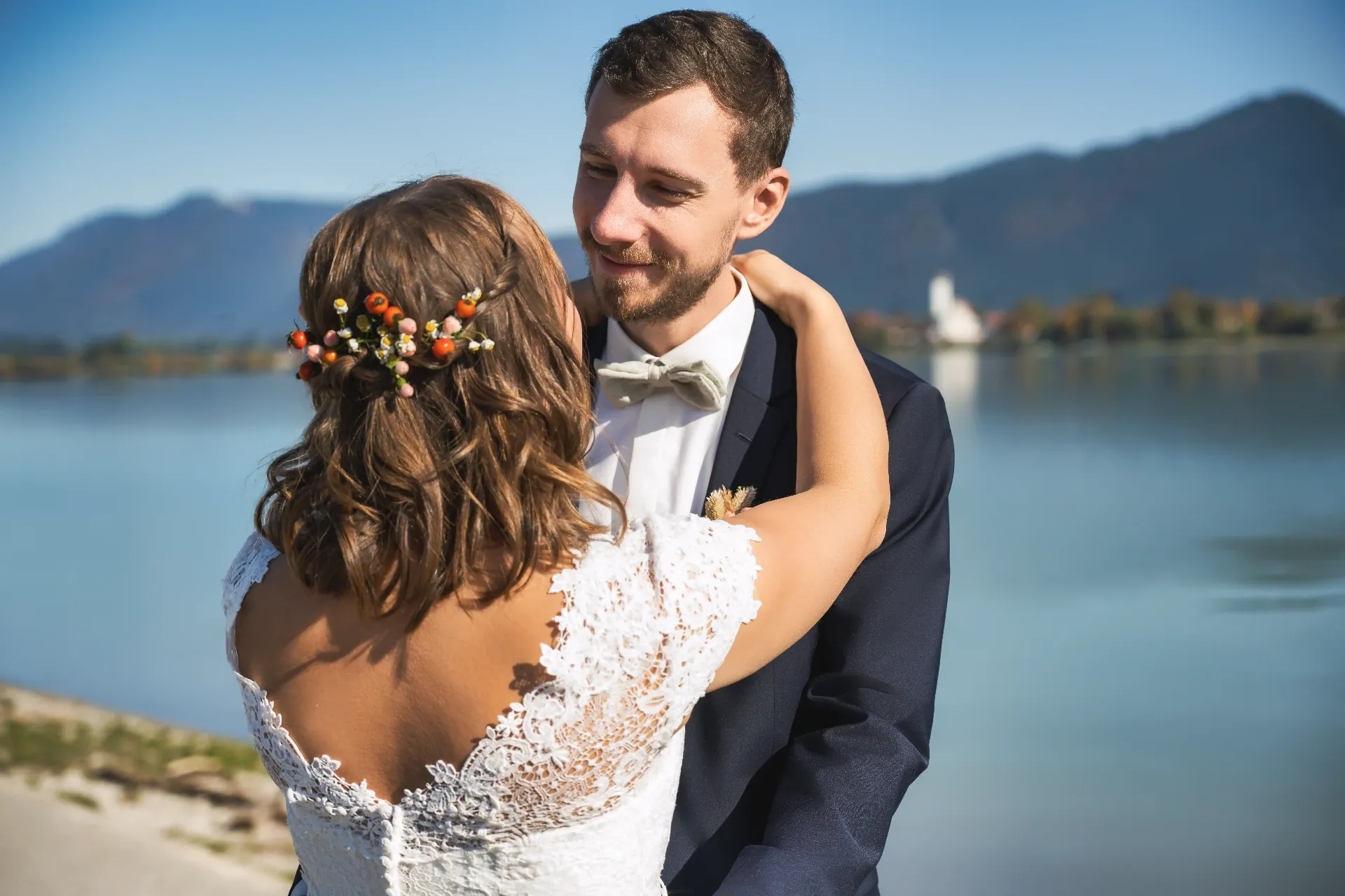 Hochzeitsfotos Allgäu - Romantische Umarmung am See Kempten