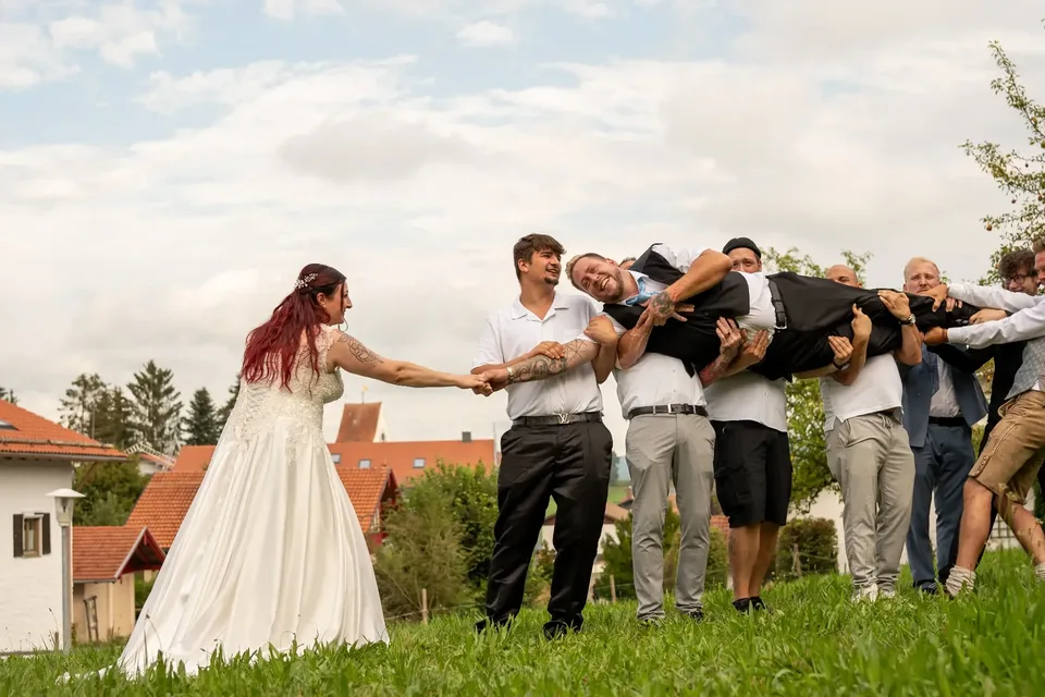 Fröhliche Hochzeitsgesellschaft Gruppenfoto - Hochzeitsfotograf Allgäu