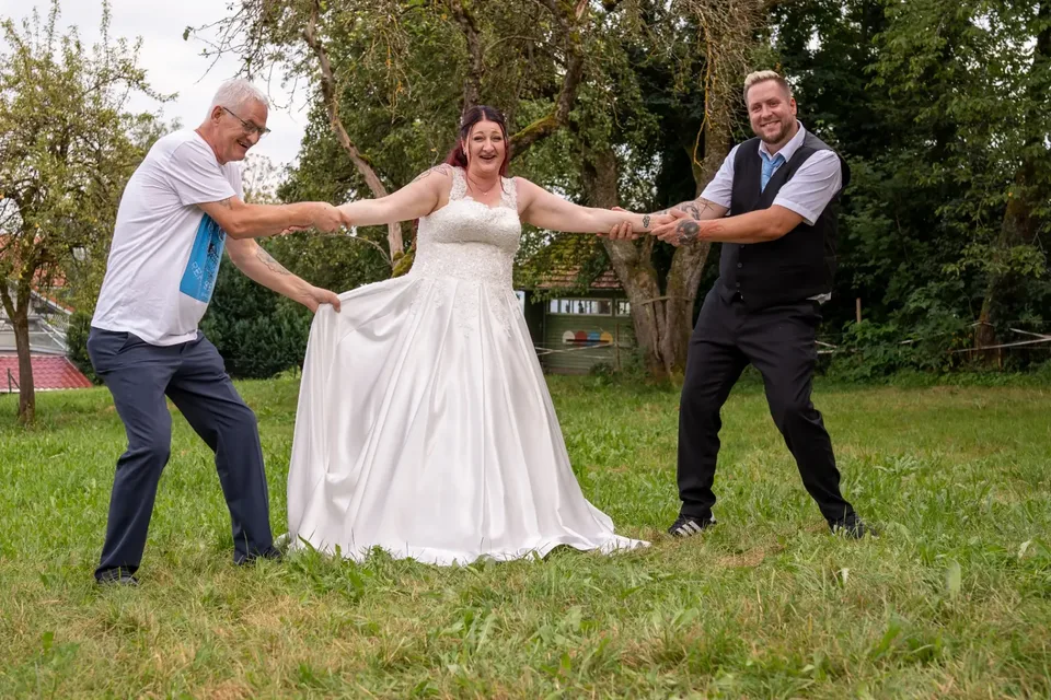 Fröhliches Familienfoto bei der Hochzeit - Hochzeitsfotograf Allgäu