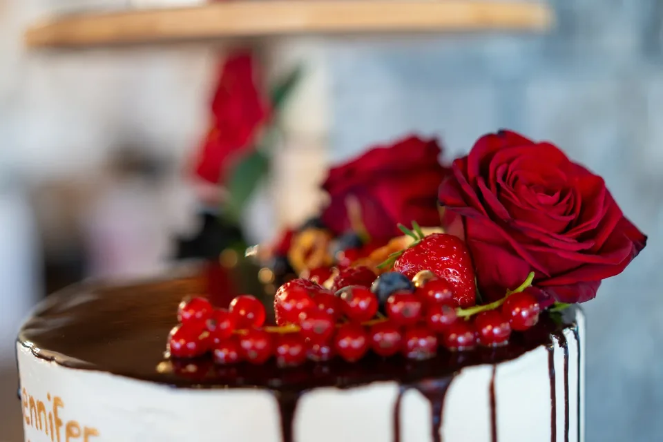 Hochzeitstorte mit roten Rosen und Beeren - Hochzeitsfotografie Kempten
