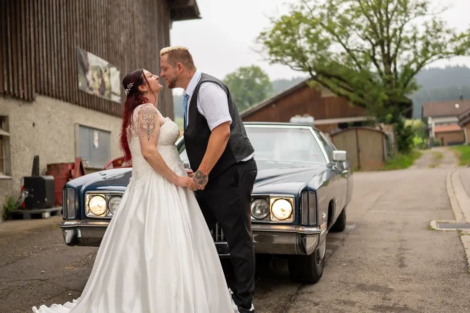Romantisches Hochzeitsfoto vor Oldtimer - Hochzeitsfotograf Allgäu