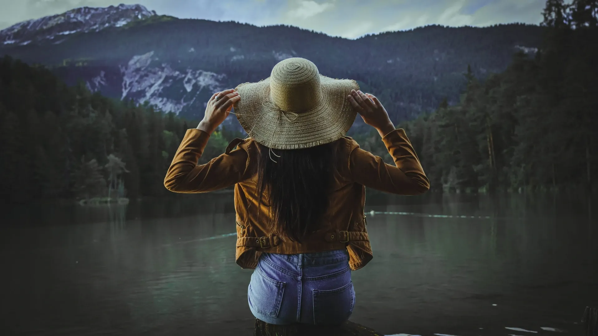 Bergsee Portrait von hinten