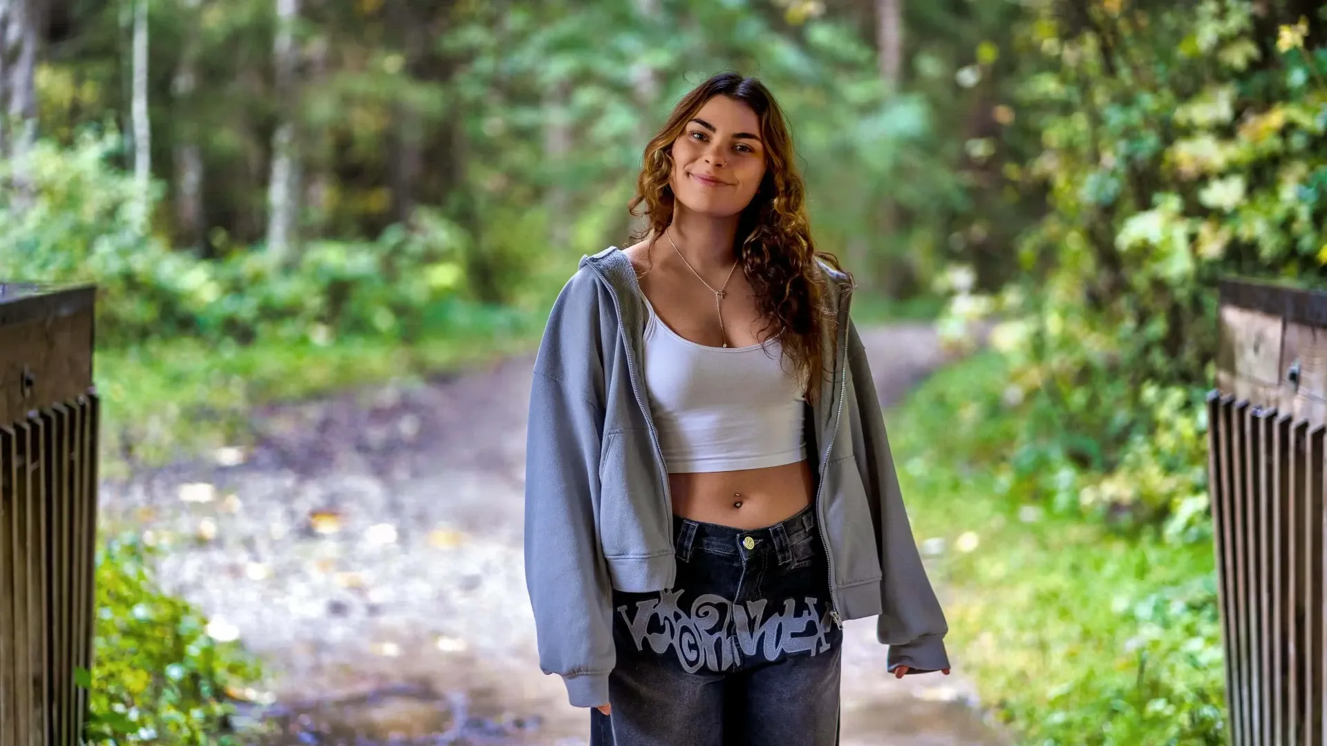 Lifestyle Portrait auf Brücke