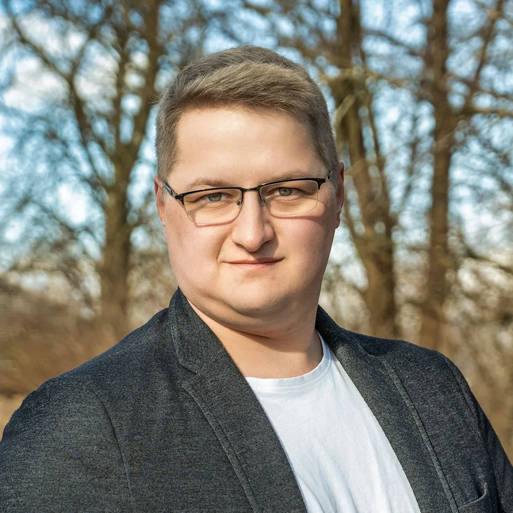 Innige Umarmung im Abendlicht — Hochzeitsfotograf Kempten
