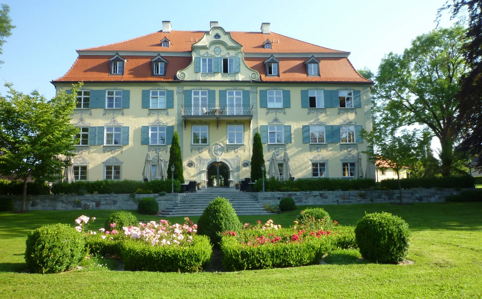 Schloss Neutrauchburg bei Isny im Allgäu mit Parkanlage – elegante Hochzeitslocation